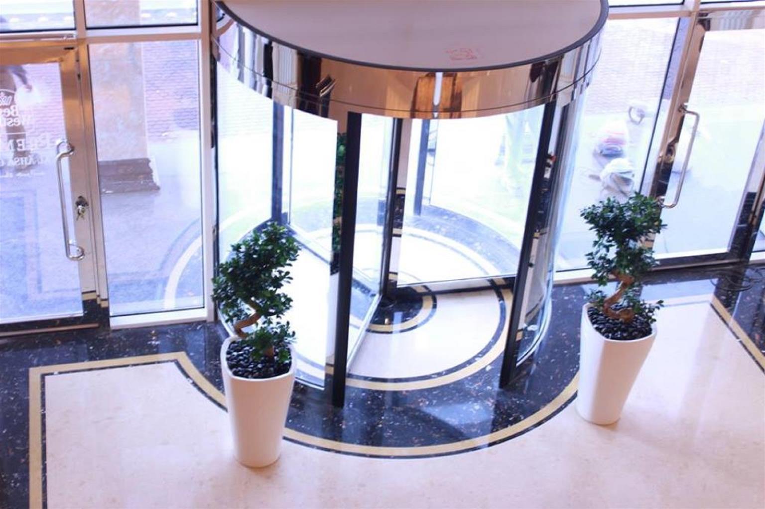 Al Ahsa Grand Serviced Apartment Al-Hofuf Exterior foto A revolving door in a hotel