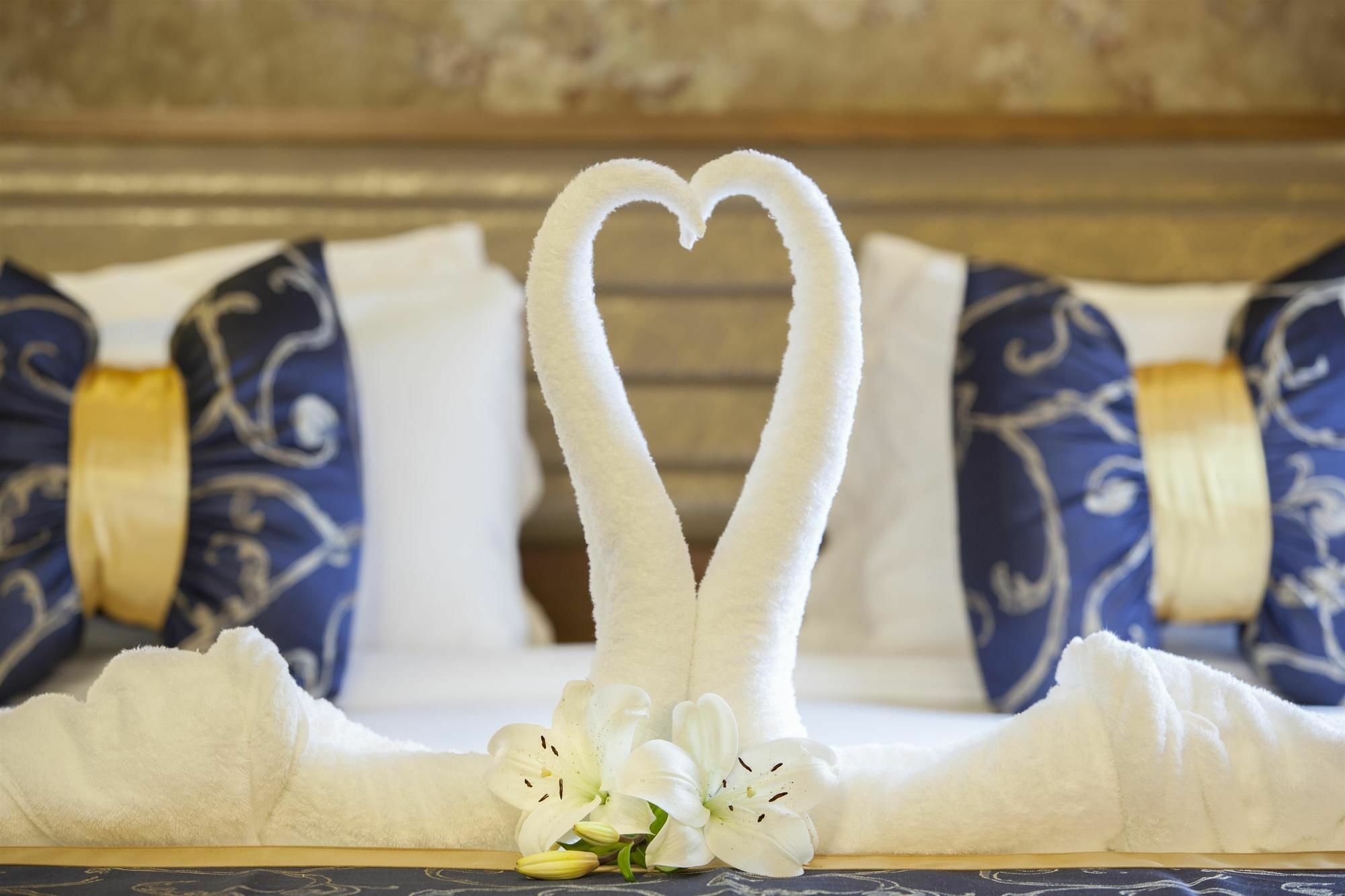 Al Ahsa Grand Serviced Apartment Al-Hofuf Exterior foto Towel swans